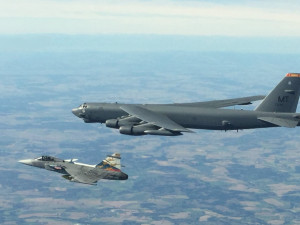 Obří bombardér B-52 čeká 30 hodin letu, přeletí speciálně i nad památníkem Díky, Ameriko!