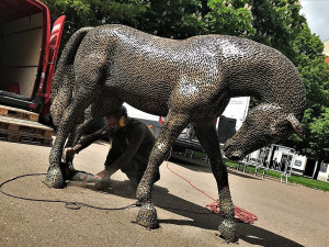 Oblíbená socha koně se dnes po roce vrátí do Kopeckého sadů v Plzni