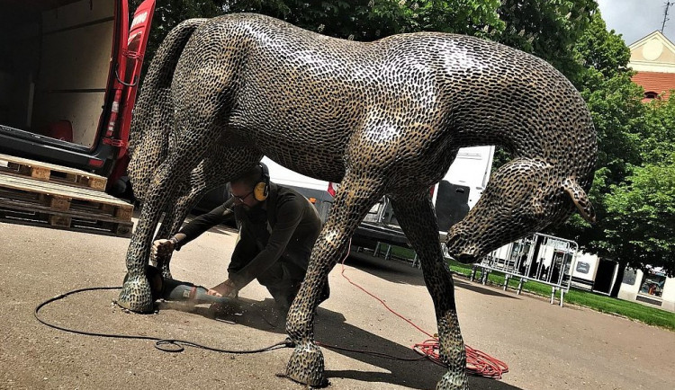 Takto se loni socha koně stěhovala do Lucemburku