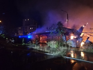 Hasiči likvidují rozsáhlý požár budovy v centru Plzně