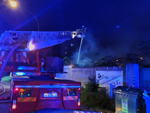 Hasiči likvidují rozsáhlý požár budovy v centru Plzně