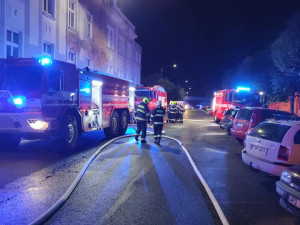 Hasiči likvidují rozsáhlý požár budovy v centru Plzně