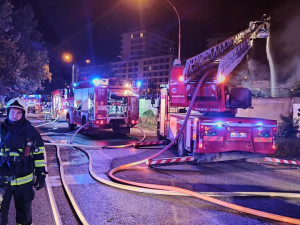 Hasiči likvidují rozsáhlý požár budovy v centru Plzně