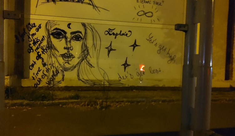 Přístřešek zastávky vyzdobila obrázky a nápisy