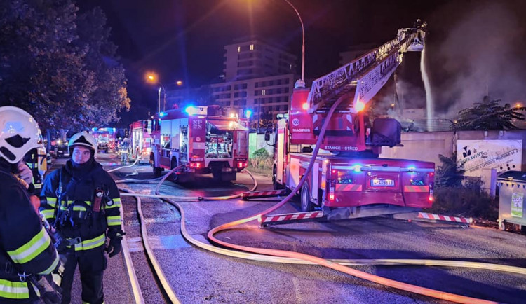Hasiči likvidují rozsáhlý požár budovy v centru Plzně