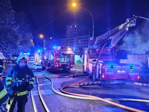 Experti pátrají po příčinách požáru skladiště v Přeštické ulici, areál je rejdištěm bezdomovců