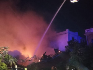 Experti pátrají po příčinách požáru skladiště v Přeštické ulici, areál je rejdištěm bezdomovců