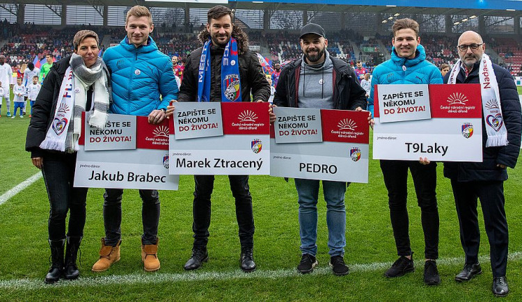 Do registru dárců kostní dřeně se zapsali mnozí sportovci, umělci i další osobnosti