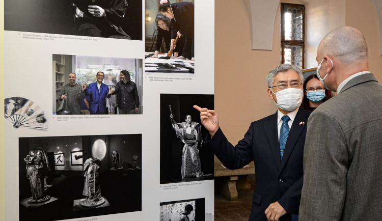 Japonský velvyslanec Kaoru Shimazaki na vernisáži výstavy v Galerii Jiřího Trnky