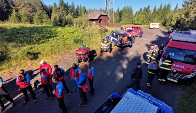 Po ztracené houbařce (75) pátraly na Šumavě desítky lidí, noc přečkala na posedu