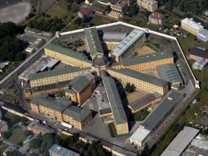 Při nočním požáru uvnitř jedné cely zahynul vězeň ve Věznici Plzeň