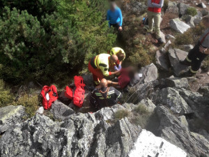 Německá turistka se poblíž Ostrého na Šumavě zřítila ze skály, zasahují čeští záchranáři