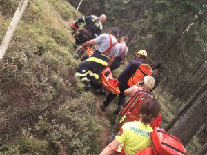 Německá turistka se poblíž Ostrého na Šumavě zřítila ze skály, zasahují čeští záchranáři
