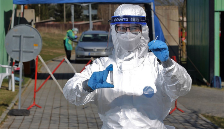 Odběry pro testování na covid provádí i Domažlická nemocnice. Objíždí kraj sanitkou