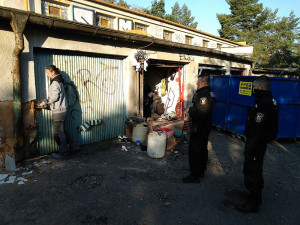 Bezdomovci museli vyklidit garáže pod dohledem městské policie, budou se bourat