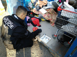 Bezdomovci museli vyklidit garáže pod dohledem městské policie, budou se bourat