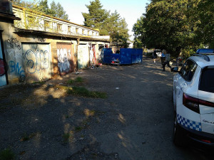 Bezdomovci museli vyklidit garáže pod dohledem městské policie, budou se bourat