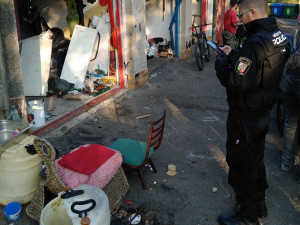 Bezdomovci museli vyklidit garáže pod dohledem městské policie, budou se bourat