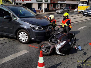 Motorkář se těžce zranil po střetu s osobákem na Chodském náměstí