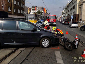 Motorkář se těžce zranil po střetu s osobákem na Chodském náměstí