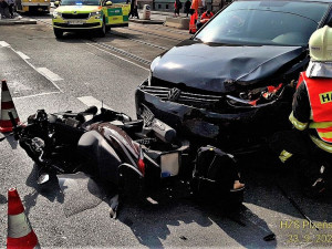 Motorkář se těžce zranil po střetu s osobákem na Chodském náměstí