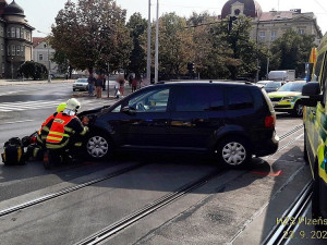 Motorkář se těžce zranil po střetu s osobákem na Chodském náměstí