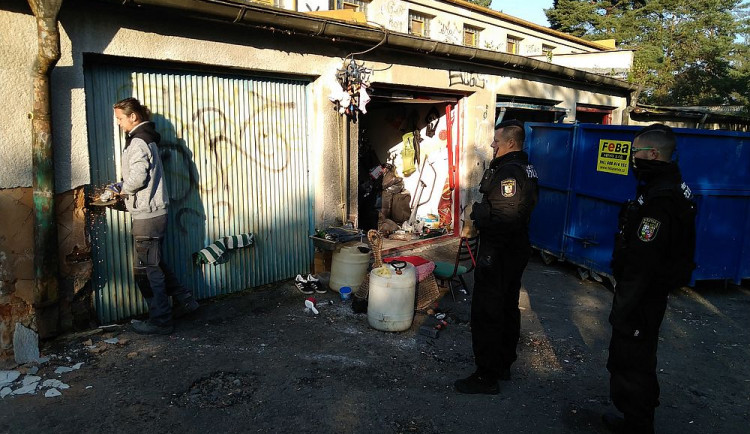 Bezdomovci museli vyklidit garáže pod dohledem městské policie, budou se bourat