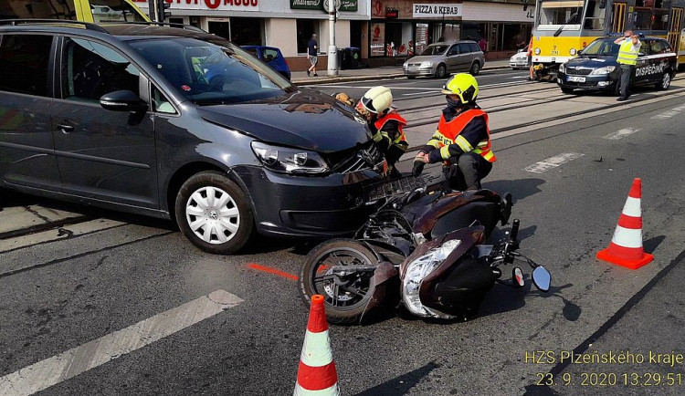Motorkář se těžce zranil po střetu s osobákem na Chodském náměstí
