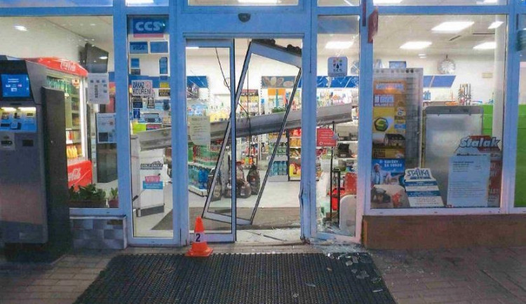 Muž bez řidičáku si půjčil auto a naboural s ním co šlo. Byl obviněn a už je ve vazbě