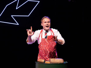 DJKT uvede v premiéře kontroverzní hru Dortel, inspirací se stal i frontmen skupiny Ortel