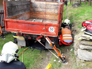 Muž po pádu uvízl pod multikárou, život mu zachránili hasiči díky jejich technice