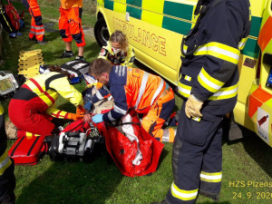 Muž po pádu uvízl pod multikárou, život mu zachránili hasiči díky jejich technice