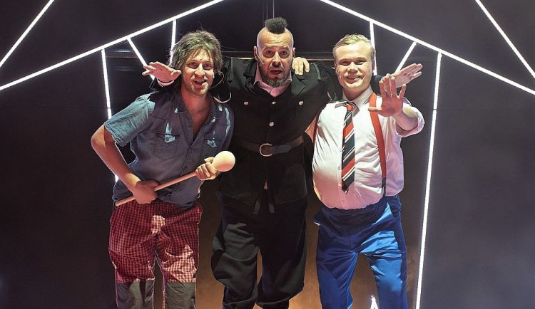 Martin Zahálka ml, Jan Maléř a Vladimír Pokorný ve hře Dortel