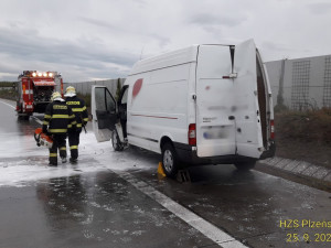 Dodávka s nákladem cigaret začala dnes ráno hořet při jízdě na dálnici D5