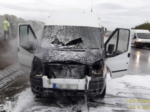 Dodávka s nákladem cigaret začala dnes ráno hořet při jízdě na dálnici D5