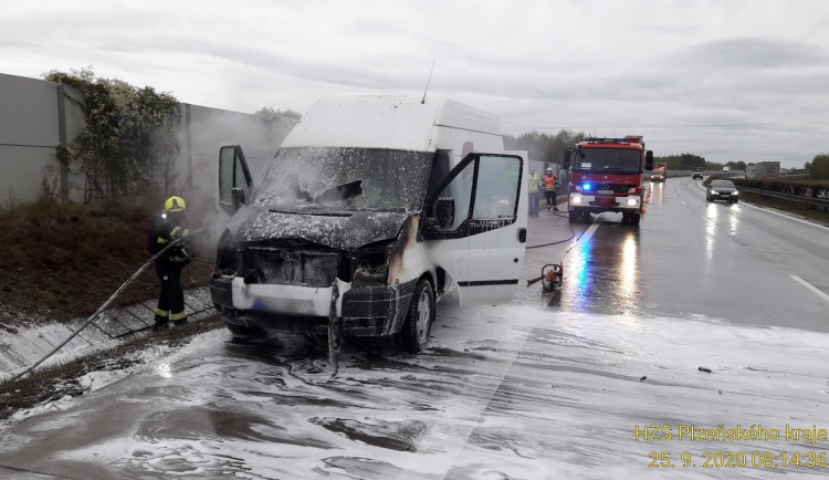 Požár zničil motorovou část dodávky