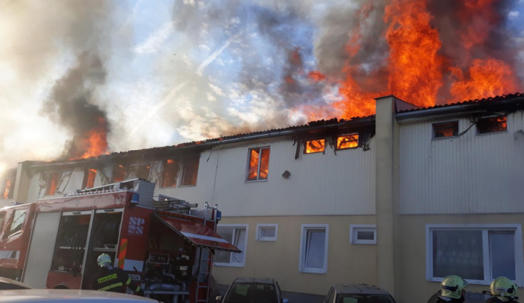 Ubytovnu zachvátil velký požár