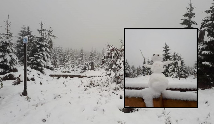 První sníh je tady! Šumava se probouzela do bílého dne