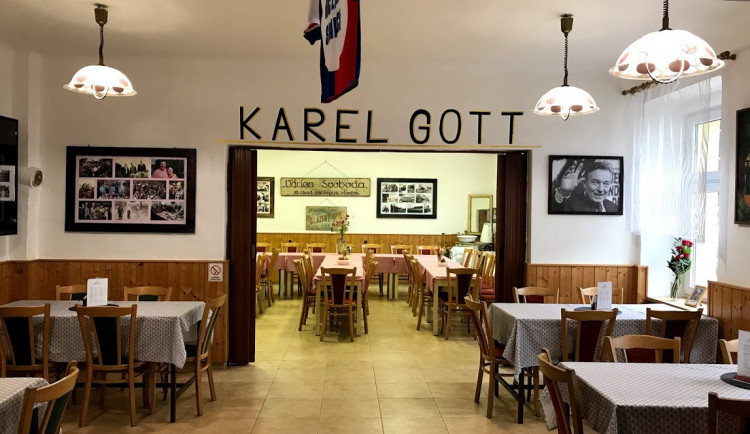 V Újezd u Svatého Kříže otevřeli vzpomínkovou místnost Karla Gotta