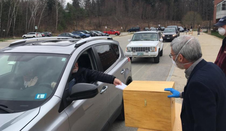 Takto podobně budou vypadat i u nás volby v drive-in volebních centrech