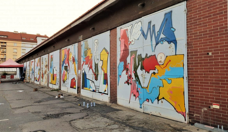 Ponuré odběrové místo teď díky graffiti prokouklo