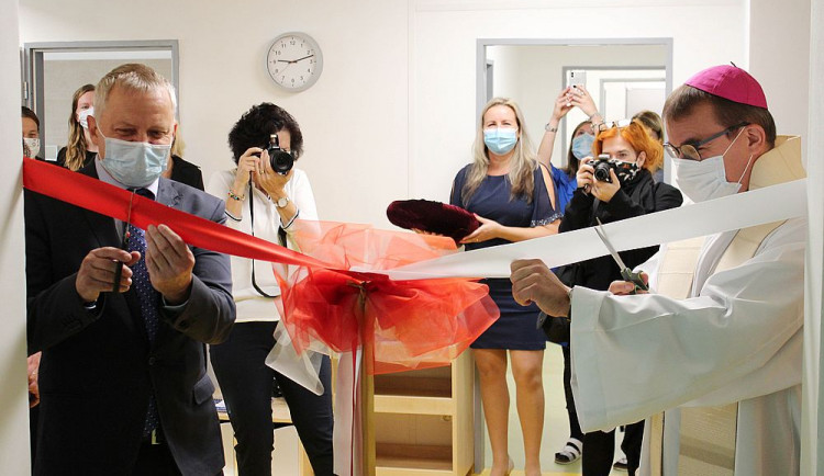 Školku otevřel rektor ZČU Miroslav Holeček s biskupem Tomášem Holubem