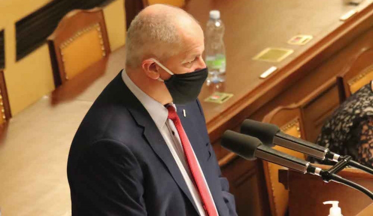 Máme to černé na bílém, vláda schválila přijetí nouzového stavu