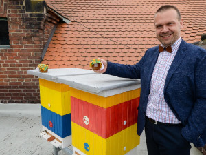 Primátor Martin Baxa je na včelí úly na střeše budovy magistrátu náležitě hrdý