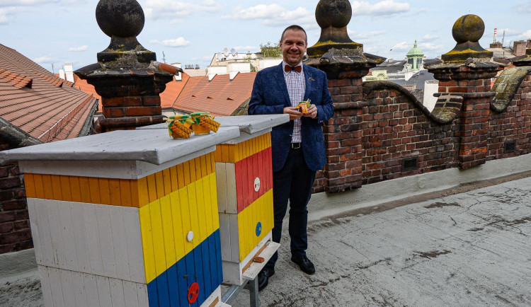 Primátor Martin Baxa je na včelí úly na střeše budovy magistrátu náležitě hrdý