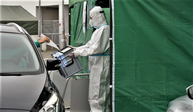 size3-16014806382559-60-zhruba-ctyri-sta-lidi-v-karantene-dnes-na-jizni-morave-volilo-z-auta-druhy-termin-bude-za-tyden