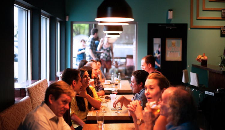 Prymula: Češi se asi kvůli covidu začnou v restauracích registrovat
