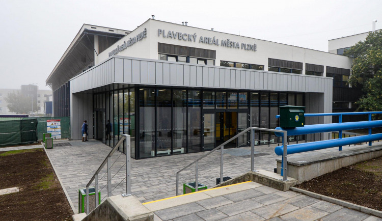 Skončila další etapa rekonstrukce bazénu na Slovanech, návštěvníky čeká větší komfort