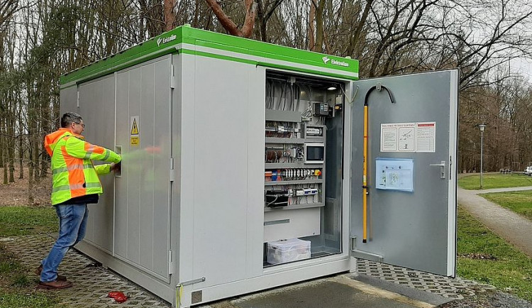 PMDP testuje novou technologii, nabíjecí stanice posílí napájení trolejí MHD