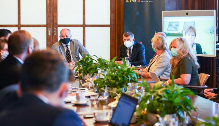 Nesmysl, řekl Babiš o registraci v hospodách. Prymula se omlouvá